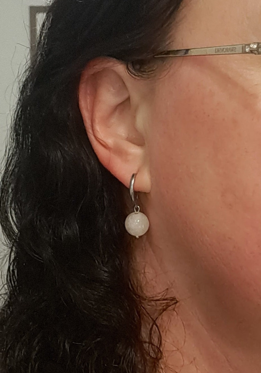 Helmikorvakorut vuorikristalli