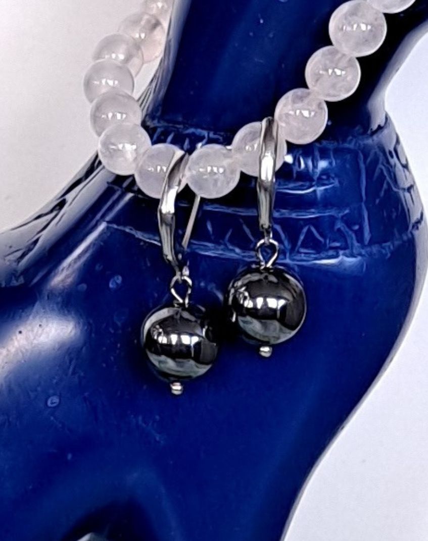 Helmikorvakorut hematiitti