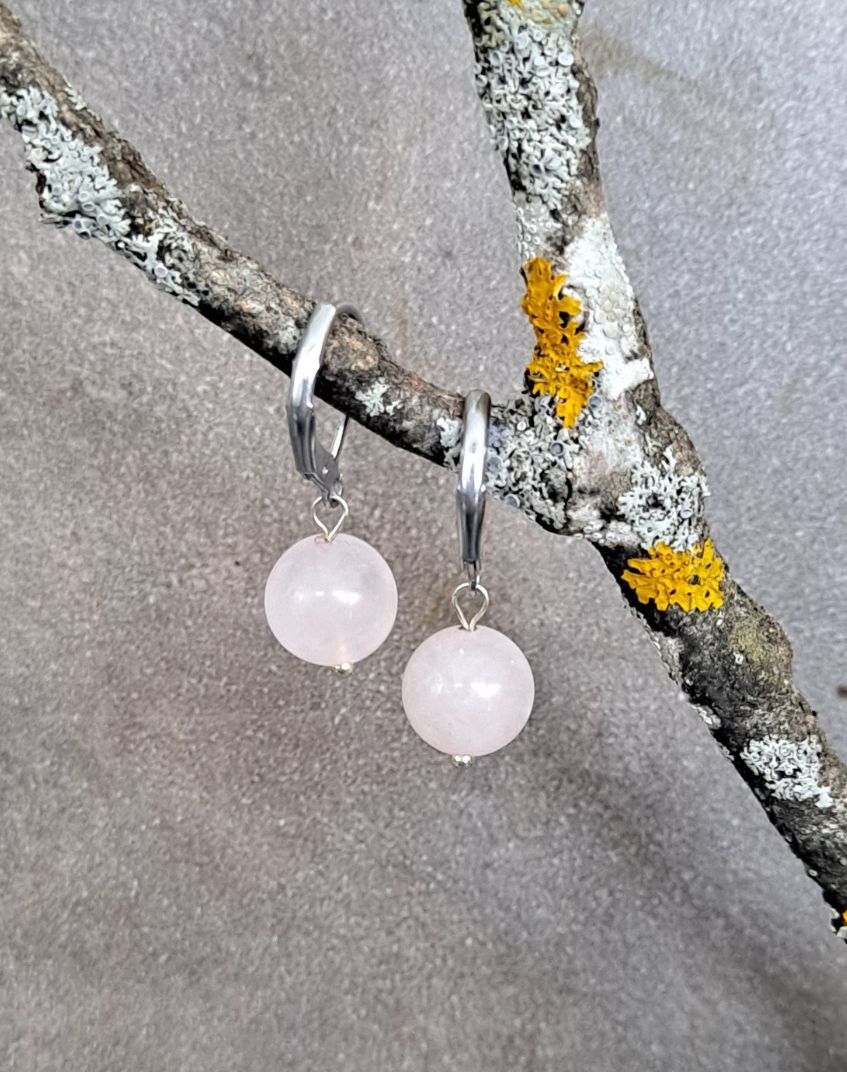 Helmikorvakorut ruusukvartsi