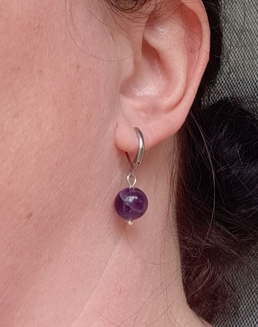 Helmikorvakorut ametisti