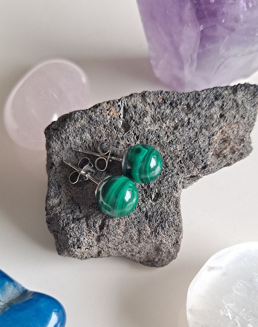 Nappikorvakorut malakiitti