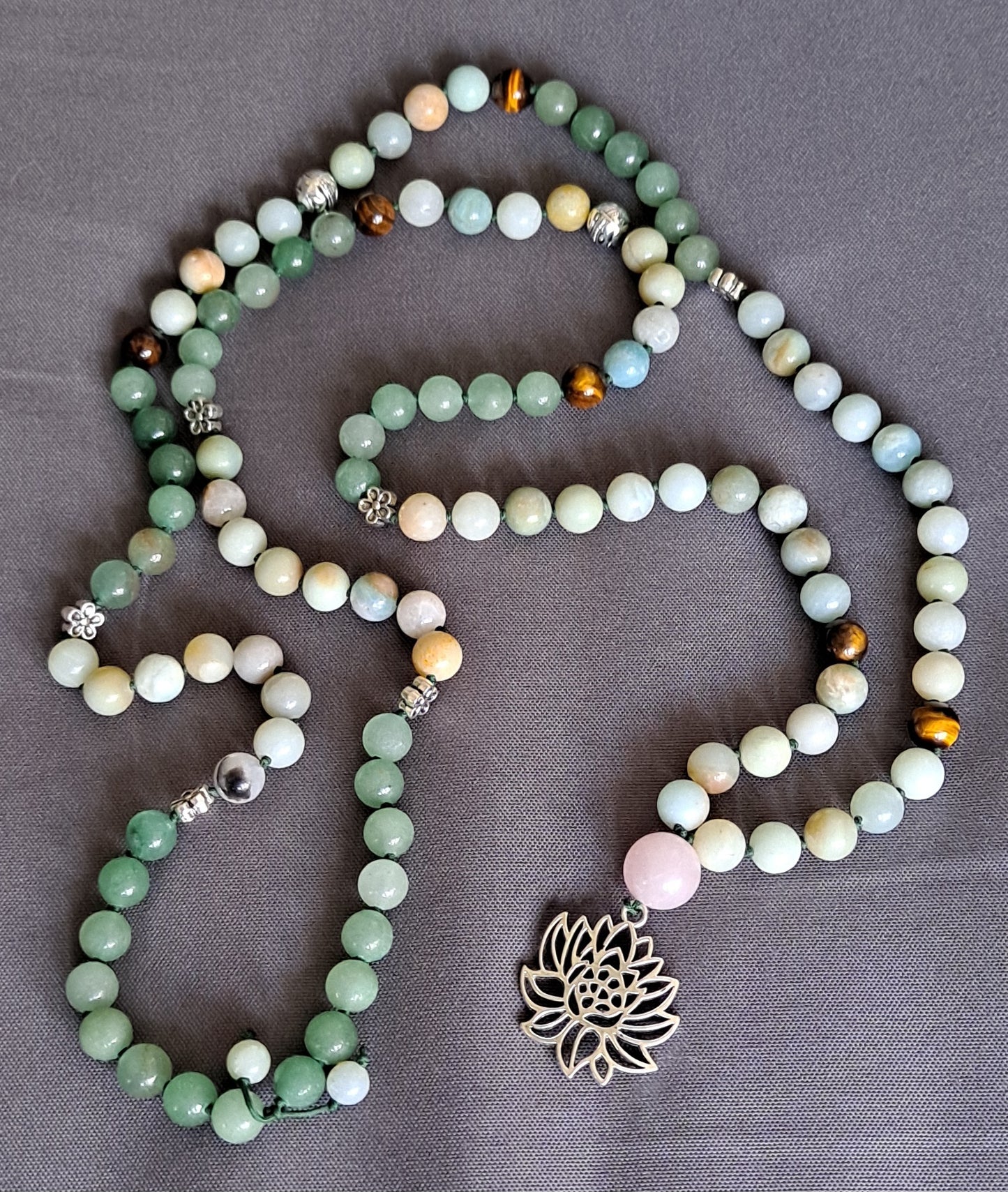 Mala-koru Lotus riipuksella