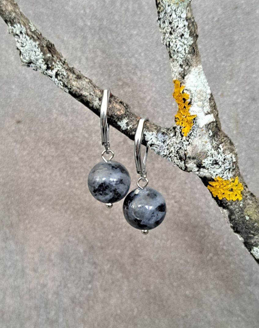 Helmikorvakorut labradoriitti