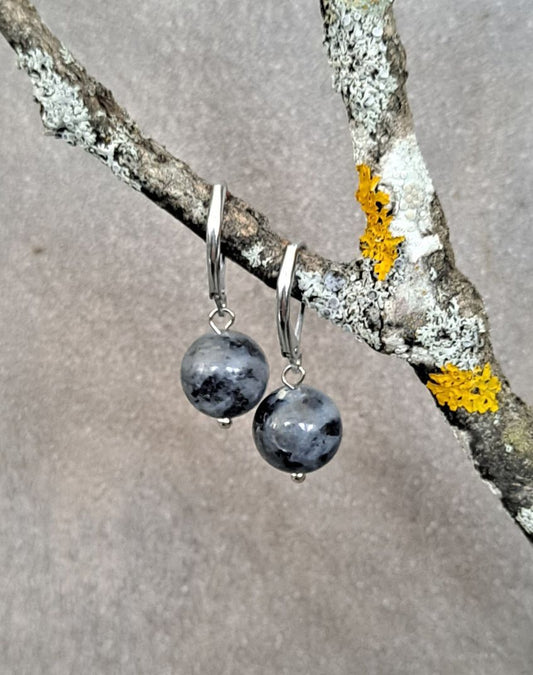 Helmikorvakorut labradoriitti