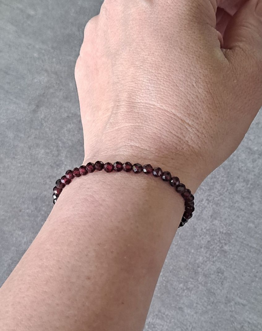 Rannekoru granaatti säädettävä, fasettihiottu