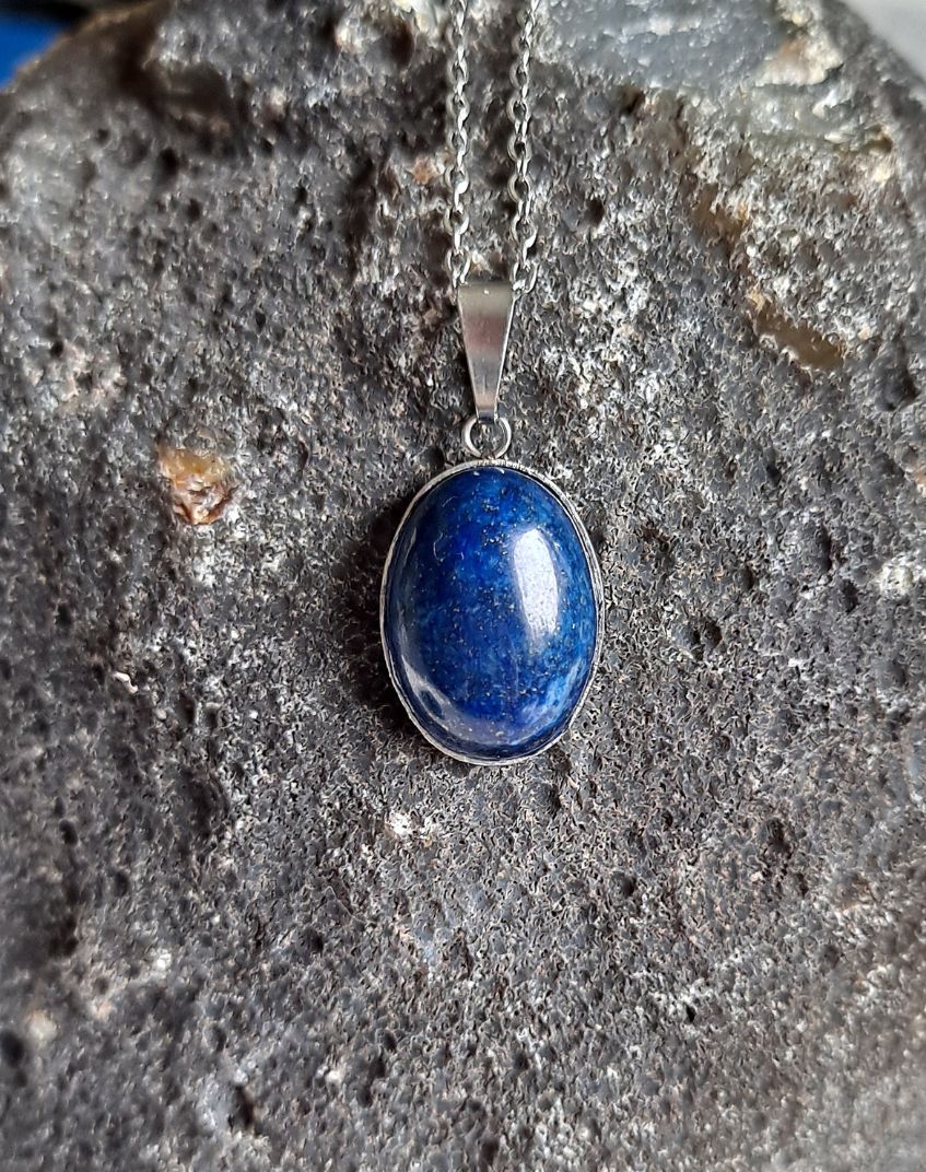 Kaulakoru lapis lazuli riipus